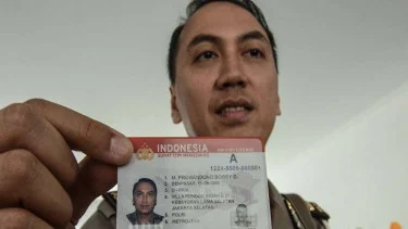 5d8726619cd0a-polisi-menunjukkan-kartu-smart-sim-surat-izin-mengemudi_375_211